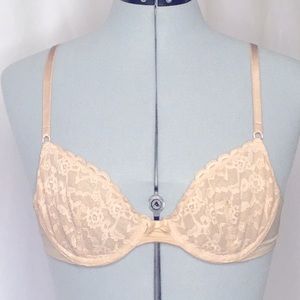 Victoria’s Secret Lace Underwire Bra in Cream/Nude
